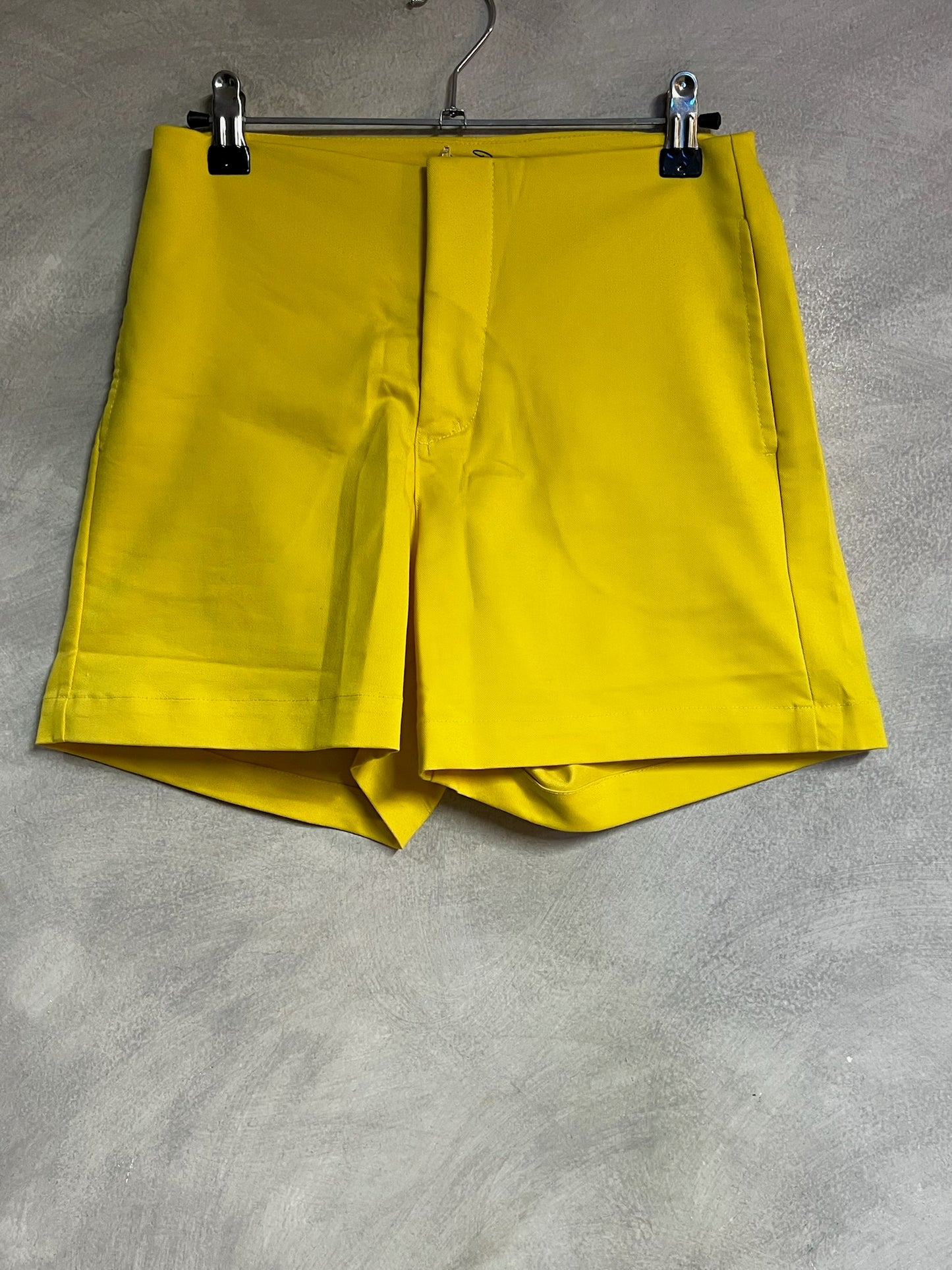 Short amarillo